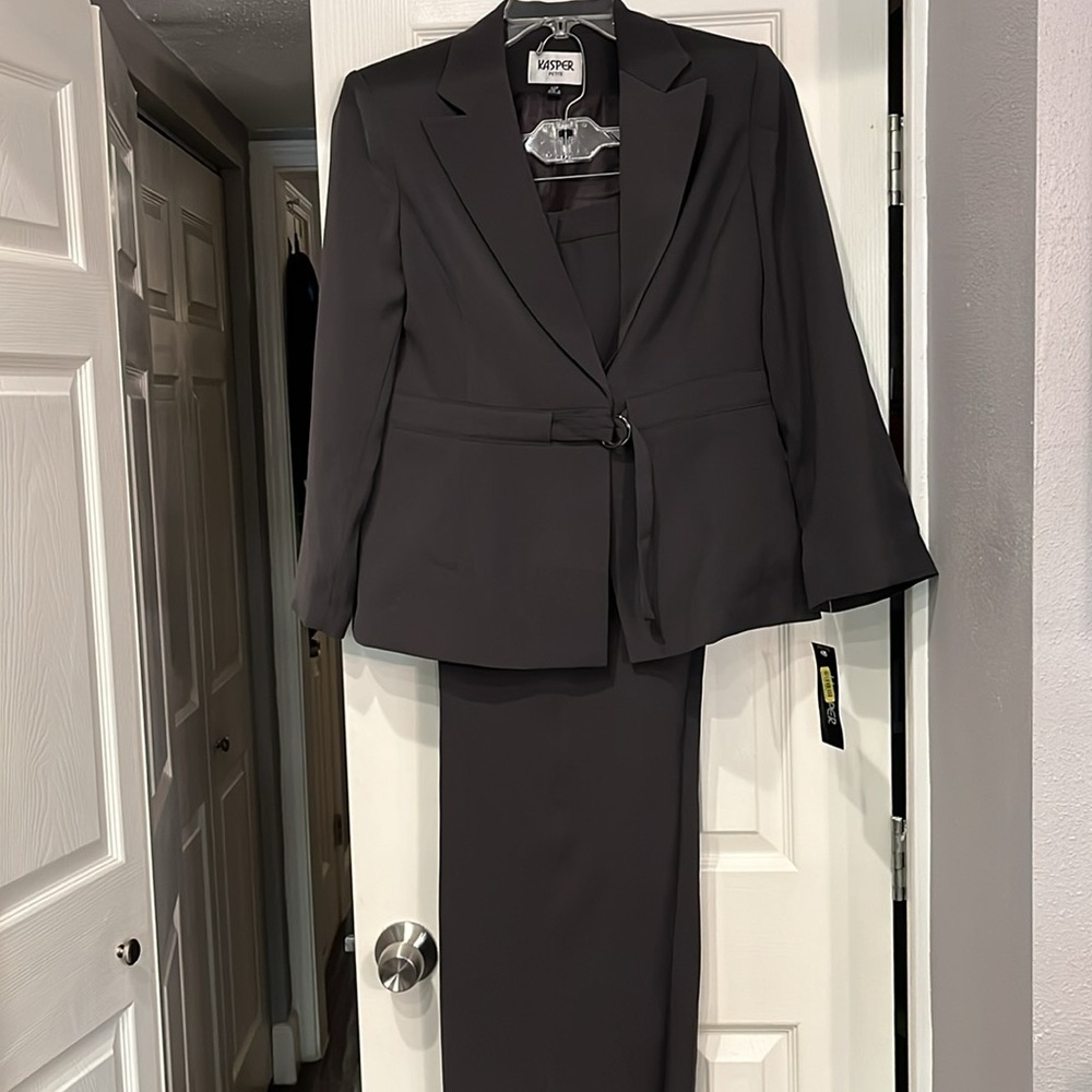 Kasper Petite 2 piece Suit. Slacks & Classy Jacket. 12P excellent tailoring.